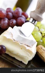 2 kinds of cheese with a cheese knife and grape
