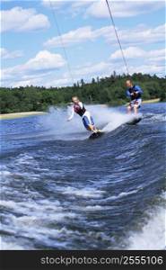 2 people waterskiing