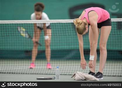 2 women tennis players on the court