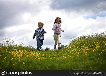 2 young children running.
