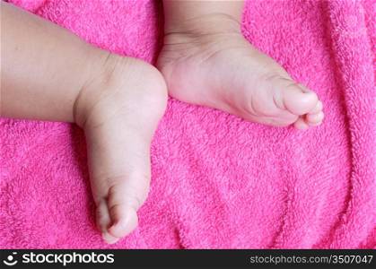 a baby toes a over pink background