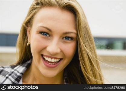 A beautiful and young girl smiling 