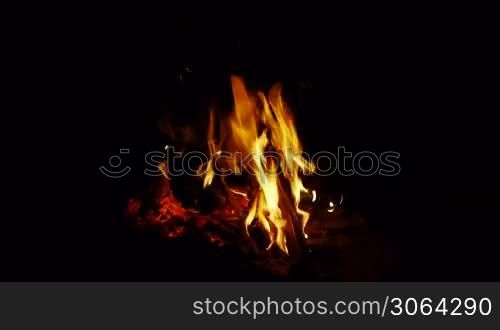 a campfire is burning in the night, ein brennendes Lagerfeuer, nachts