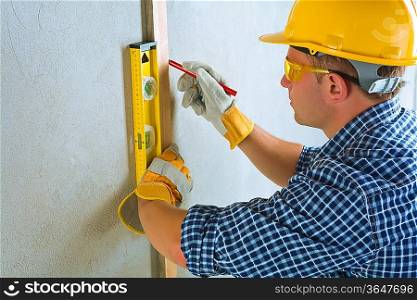 a contractor do layering on concrete wall