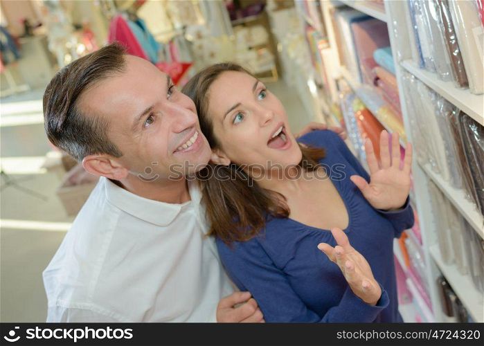 a couple en shock with the discount