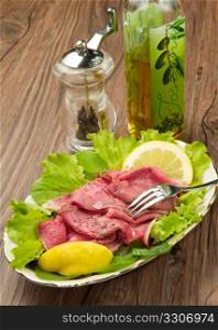 a dish of roastbeef with fresh salad