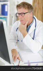 a doctor using a pc