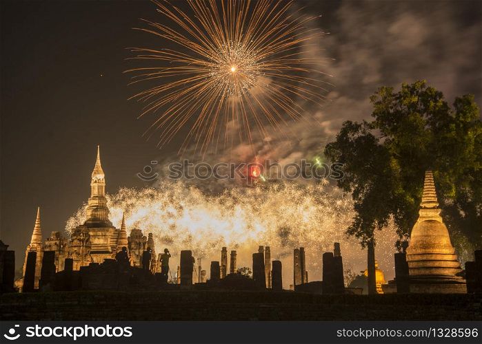 a firework on the Loy Krathong festival at the Wat Mahathat Temple at the Historical Park in Sukhothai in the Provinz Sukhothai in Thailand. Thailand, Sukhothai, November, 2019. ASIA THAILAND SUKHOTHAI LOY KRATHONG