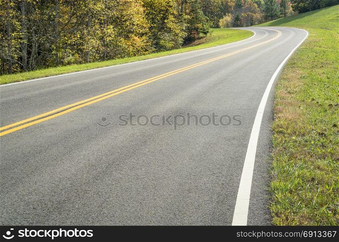 a highway of Natchez Trace Parkway in Tennessee, fall colors in late October