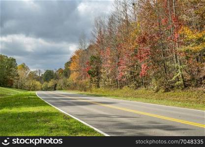a highway of Natchez Trace Parkway in Tennessee, fall colors in late October