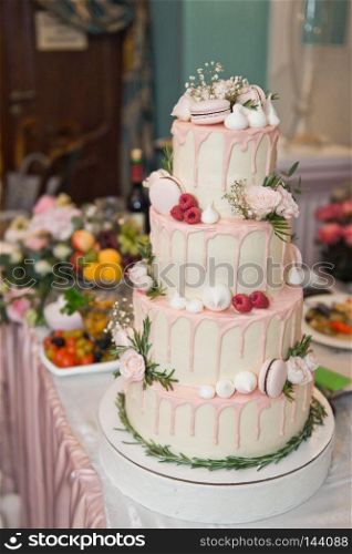 A huge four layer wedding cake.. Chic wedding cake decorated with berries and shells 9672.