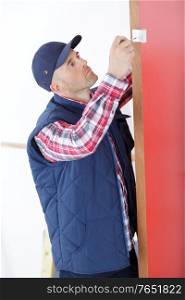 a man fitting door hinge