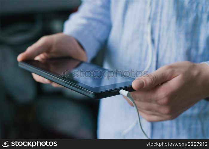 A man uses a Tablet PC