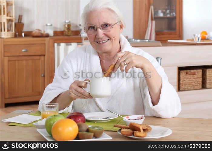 A mature woman having breakfast.