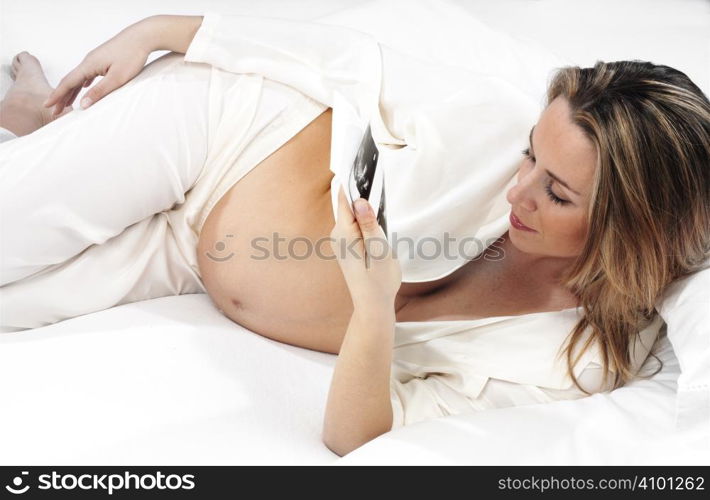 A shot of a pregnant woman carrying her child&acute;s ultrasound picture