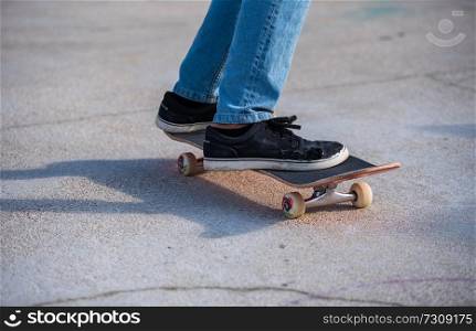  a Skater riding the skate  in a skate park only from the knee down