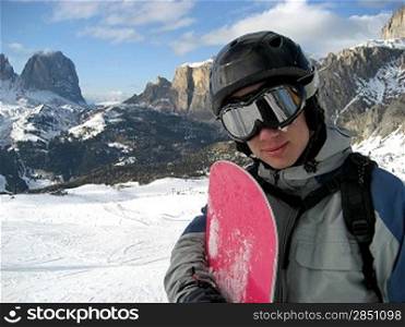 A snowboarder alone on the piste