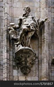 a statue of a sint in the front of the milano&rsquo;s dome