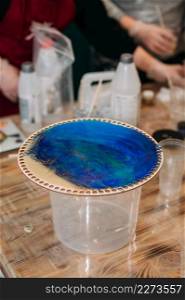 A table for learning how to work with epoxy resin.. The process of creating decorations from epoxy resin 4287.