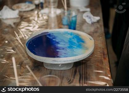 A table for learning how to work with epoxy resin.. The process of creating decorations from epoxy resin 4289.