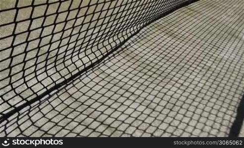 a tennis ball flies in the net and keeps hanging, ein Tennisball bleibt im Netz hangen - Punktverlust
