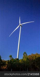 A wind turbine is a wind turbine that takes the kinetic energy from the movement of the wind and converts it into mechanical energy. Then use mechanical energy to produce electrical energy.