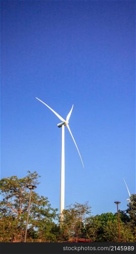 A wind turbine is a wind turbine that takes the kinetic energy from the movement of the wind and converts it into mechanical energy. Then use mechanical energy to produce electrical energy.