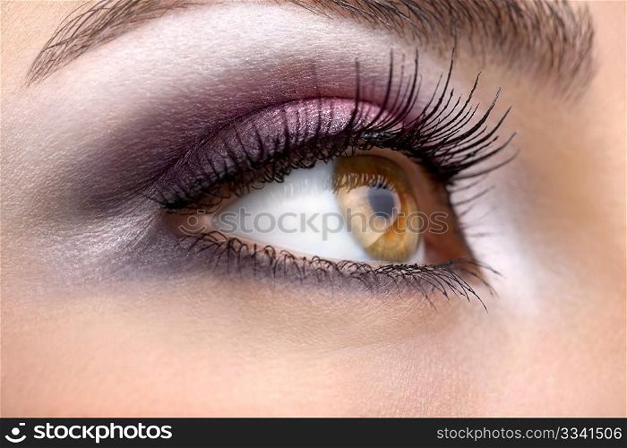 A woman&acute;s right hazel eye looking ahead