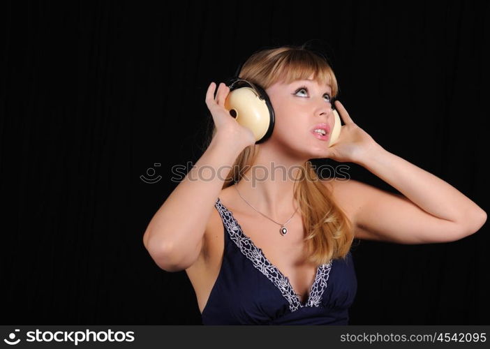 A young girl with headphones to have fun