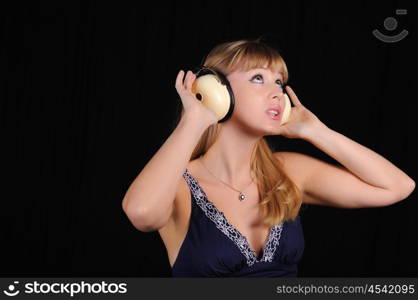 A young girl with headphones to have fun