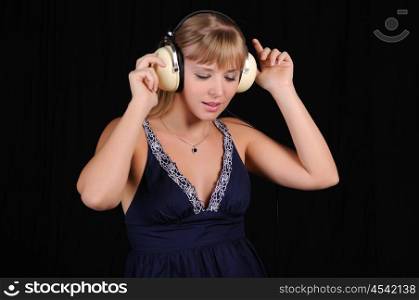 A young girl with headphones to have fun