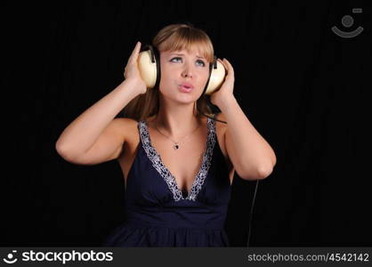 A young girl with headphones to have fun