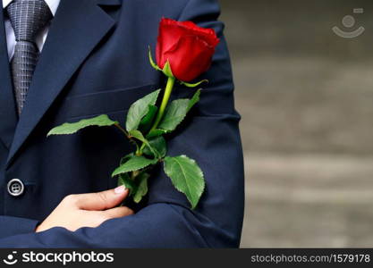 A young man gave his girlfriend a box of roses on Valentine&rsquo;s Day.