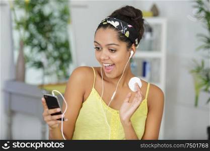 a young woman phone waving