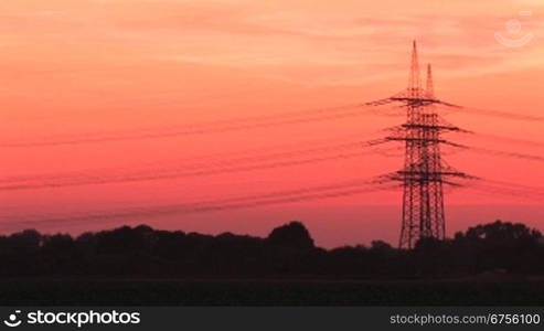 abgehende Hochspannungsleitung von einem Braunkohlekraftwerk vor Abendstimmung, Rheinland, Deutschland