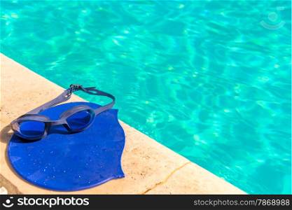 accessories for competitive swimming at the edge of the pool