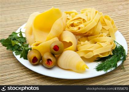 &acute;shell&acute; pasta on a plate, with fennel, parsley and olives