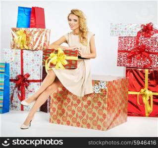 Alluring lady holding the Christmas box