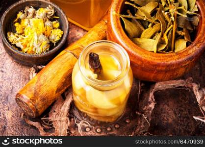 Alternative herbal medicine. Natural herbal medicine,medicinal herbs and herbal medicinal tinctures.Natural herbs medicine
