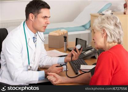 American doctor taking senior woman&acute;s blood pressure