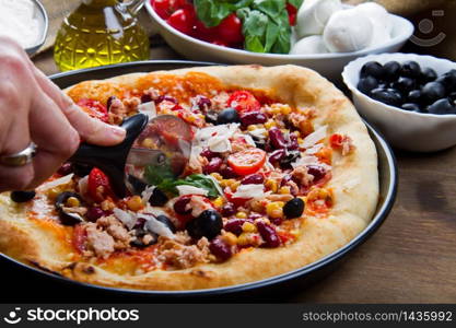 american pizza with tuna, red beans and mais