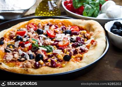 american pizza with tuna, red beans and mais