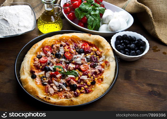 american pizza with tuna, red beans and mais