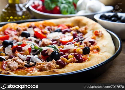 american pizza with tuna, red beans and mais