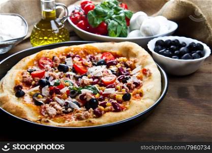 american pizza with tuna, red beans and mais