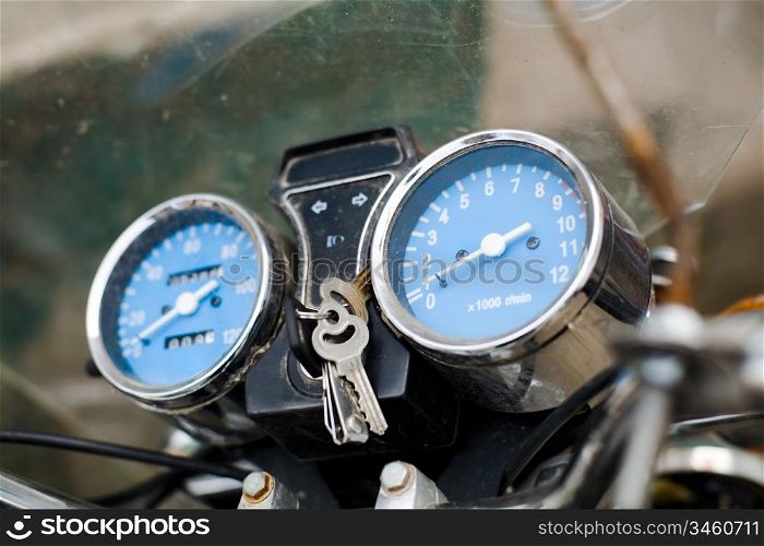 An image of a speedometer of a motocycle