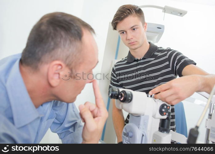 an ophtalmologist giving the instructions