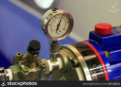 Analogue positive pressure gauge with bottom entry in use.