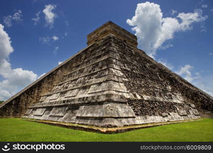 Ancient Mayan pyramid, Kukulcan Temple at Chichen Itza, Yucatan, Mexico