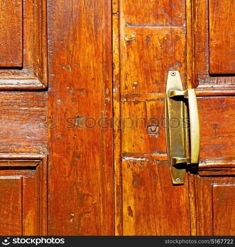 antique old door and ancien wood closed house hinge